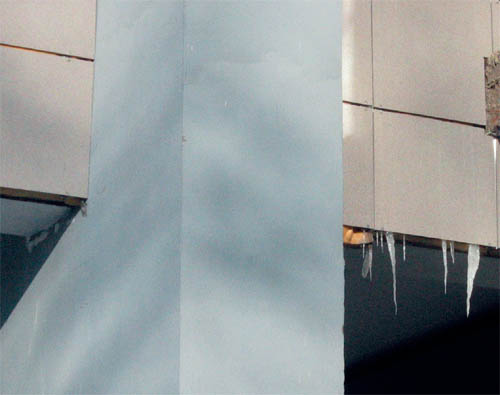 Отсутствие воздушного зазора и влагоперенос через стену привели к скоплению влаги в утеплителе
