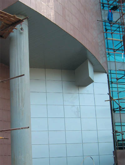 Фасадная система с отсутствующими зазорами между облицовочными элементами из композитного материала и с горизонтальным участком воздушного зазора